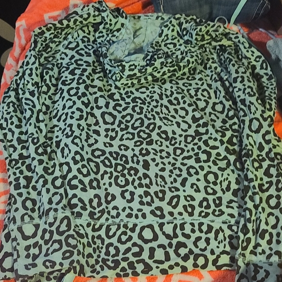 🥓-Mint green cheetah zip up - Picture 5 of 5